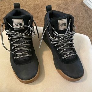 The North Face men’s boots. Larimer mid WP, size 10. Black - in great shape!